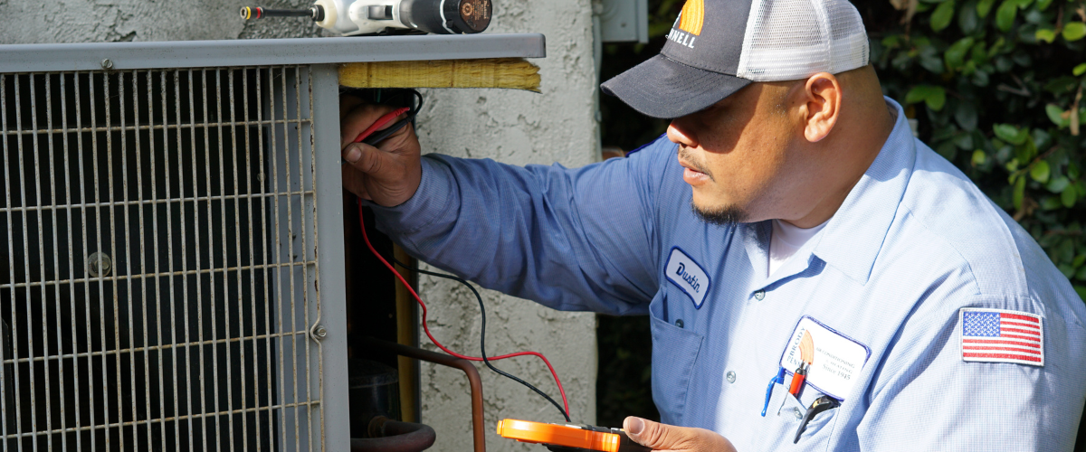 Technician repairing air ocnditioner